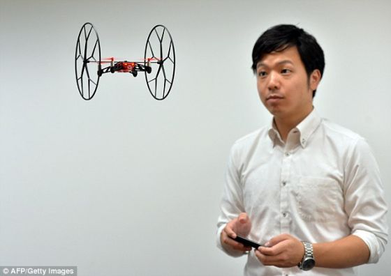 法公司研制可拍照微型无人机：还可行走爬墙